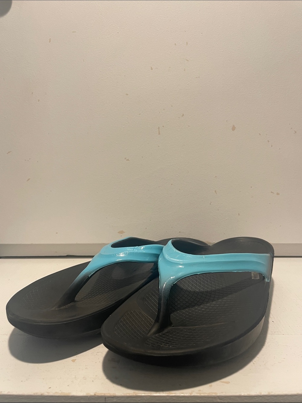 OOFOS Size 11 Women’s Black Platform Flip Flops with Aqua Blue Straps
